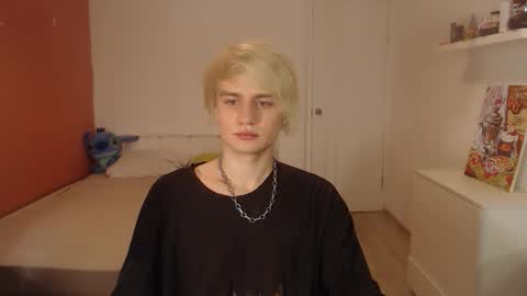 Snapshot of oliver_sweet_ chatting on October 20, 1:43 am Oliver online show from October 20, 1:43 am