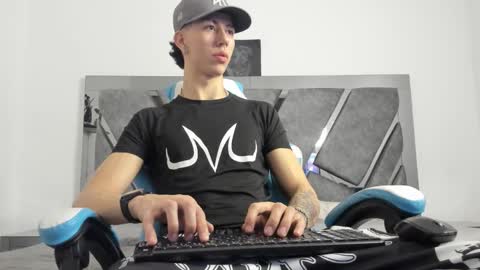 oliverthompson_01 online show from December 17, 6:02 am