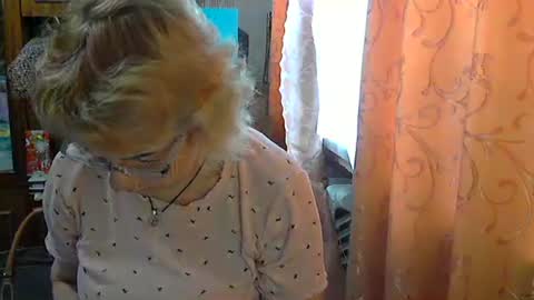 Olivia Mia online show from May 13, 10:03 am