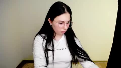 Olivia online show from April 16, 9:15 pm