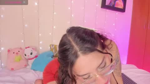 olivia_s19 online show from May 7, 1:34 am