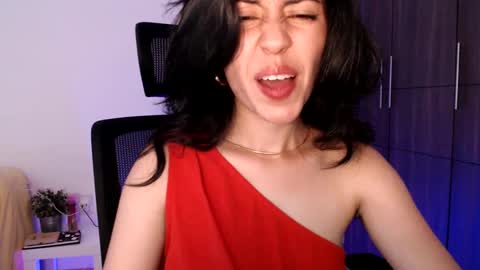Snapshot of oliviaaa__ chatting on February 8, 6:11 pm oliviaaa__ online show from February 8, 6:11 pm