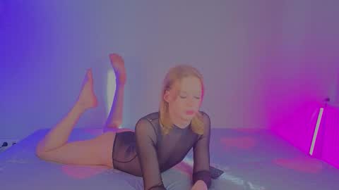 oliviaapink online show from March 27, 3:12 am