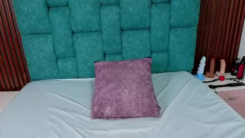 oliviabonnie online show from April 25, 12:13 am