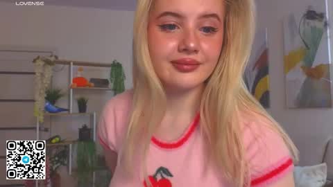 Snapshot of oliviabr0wn chatting on October 4, 2:42 am Olivia online show from October 4, 2:42 am