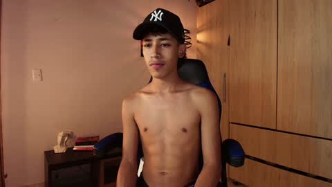 Snapshot of ostin_18hot chatting on January 16, 1:48 am ostin 18hot online show from January 16, 1:48 am