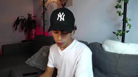 Snapshot of ostin_18hot chatting on December 14, 1:27 am ostin 18hot online show from December 14, 1:27 am