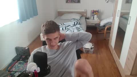 OverkneeBabe online show from March 10, 7:56 am