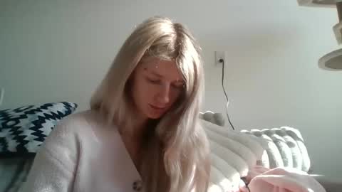 parisbaby2000 online show from March 31, 1:55 pm