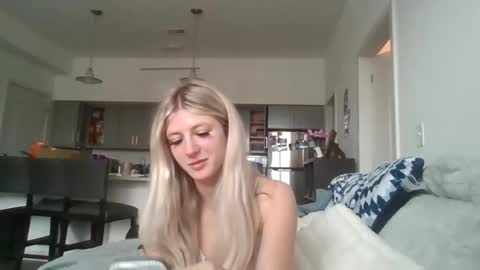 parisbaby2000 online show from April 2, 3:08 pm