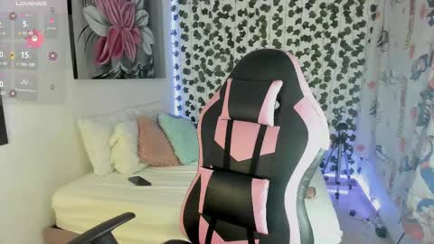 Snapshot of pau_delima__ chatting on February 15, 10:44 am paulina online show from February 15, 10:44 am