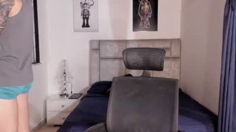 PAUL ROGER online show from October 28, 2:45 am