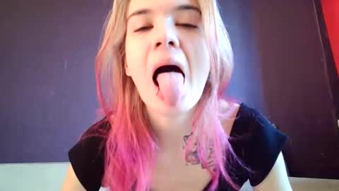 Snapshot of peach_boo chatting on September 30, 5:51 am Andrea online show from September 30, 5:51 am