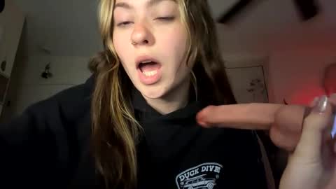 peachesncreampiezz online show from May 15, 11:34 pm