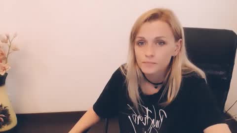 Snapshot of peppymia chatting on September 10, 9:54 am Mia online show from September 10, 9:54 am