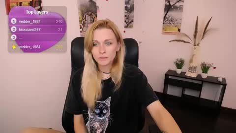 Snapshot of peppymia chatting on September 22, 7:56 am Mia online show from September 22, 7:56 am