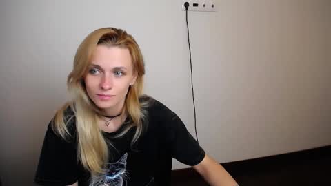 Snapshot of peppymia chatting on September 21, 7:12 am Mia online show from September 21, 7:12 am