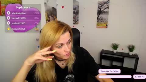 Snapshot of peppymia chatting on October 16, 10:37 am Mia online show from October 16, 10:37 am
