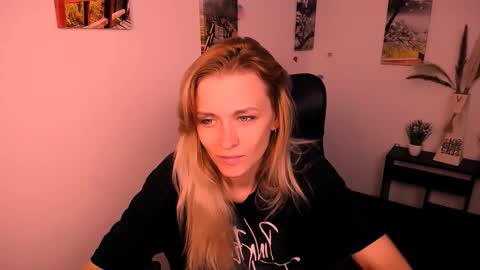 Snapshot of peppymia chatting on September 13, 6:27 am Mia online show from September 13, 6:27 am