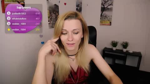 Snapshot of peppymia chatting on October 6, 6:09 am Mia online show from October 6, 6:09 am