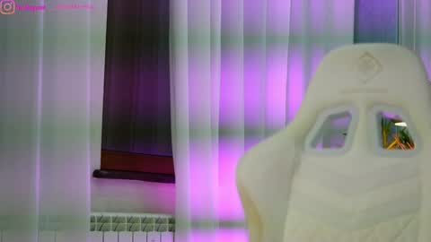 Dee online show from January 7, 5:40 pm