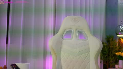 Dee online show from March 25, 5:31 pm