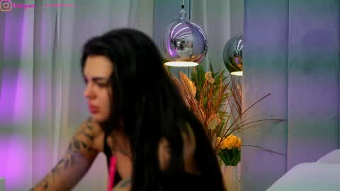 Dee online show from April 14, 1:36 pm