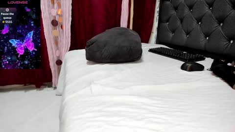 Perla Thompson online show from September 12, 8:33 pm