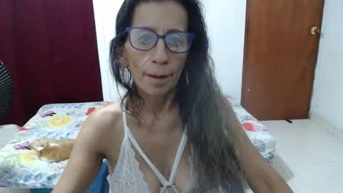 Snapshot of pervert_milf4uu_4 chatting on October 5, 5:05 am luz online show from October 5, 5:05 am