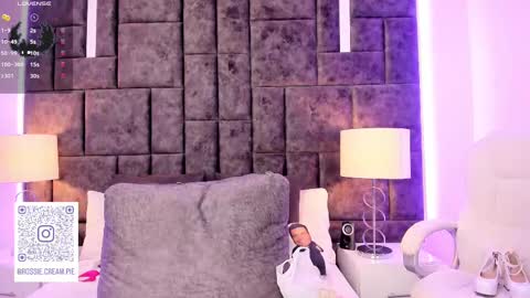 Snapshot of petit_rosseowo chatting on February 20, 9:42 pm Im Rosse but u can call me Rossie or Rosita . online show from February 20, 9:42 pm