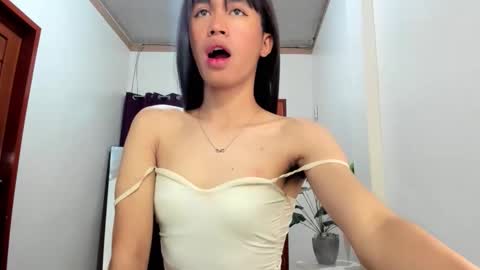 Snapshot of petite_sexycum chatting on October 19, 6:40 am Linda online show from October 19, 6:40 am