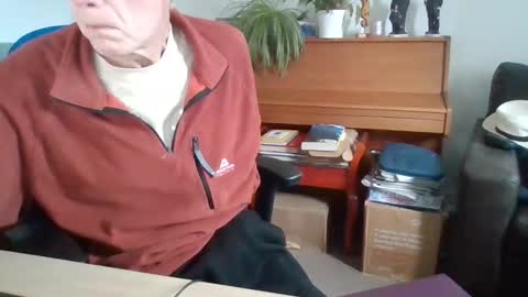 Snapshot of petitwilly chatting on February 19, 10:12 am petitwilly online show from February 19, 10:12 am
