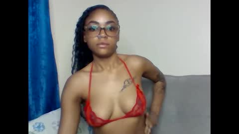 Snapshot of pettite_babe chatting on October 2, 1:37 am Arielle online show from October 2, 1:37 am