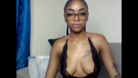 Snapshot of pettite_babe chatting on September 24, 3:52 pm Arielle online show from September 24, 3:52 pm
