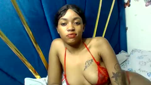 Snapshot of pettite_babe chatting on December 8, 1:19 am Arielle online show from December 8, 1:19 am