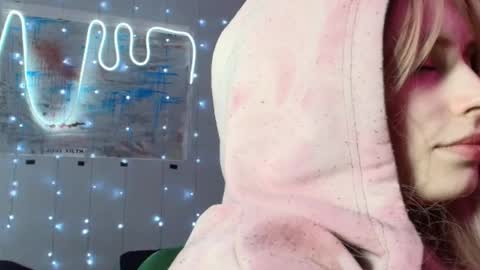 Snapshot of piera_ chatting on October 3, 6:27 pm Piera online show from October 3, 6:27 pm