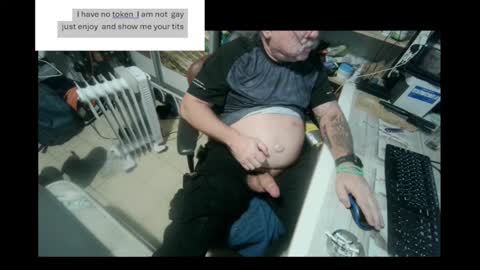 Snapshot of pini_z chatting on December 22, 4:38 pm pini_z online show from December 22, 4:38 pm