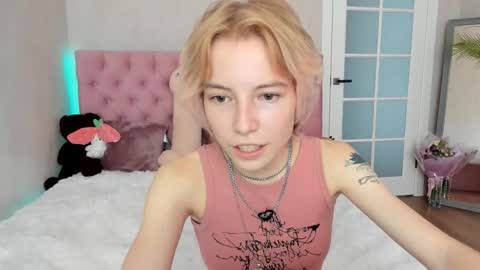 Snapshot of pink_lila18 chatting on September 15, 9:44 am pink_lila18 online show from September 15, 9:44 am