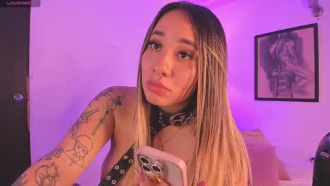 Snapshot of pink_quarz chatting on October 5, 11:01 pm KELLY online show from October 5, 11:01 pm