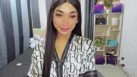 pixiedoll_ online show from July 19, 7:22 am