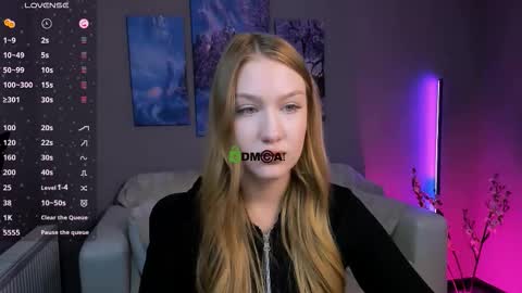 Snapshot of playful_sophie chatting on October 10, 10:25 pm Sophie online show from October 10, 10:25 pm