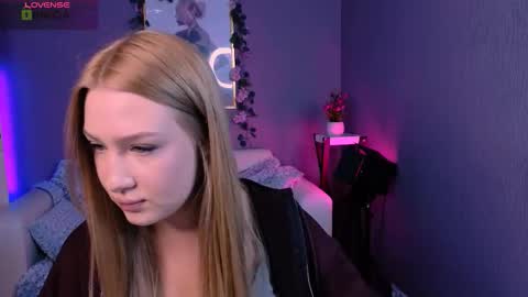 Snapshot of playful_sophie chatting on October 17, 7:29 pm Sophie online show from October 17, 7:29 pm