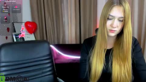 Snapshot of playful_sophie chatting on February 20, 3:45 am Sophie online show from February 20, 3:45 am