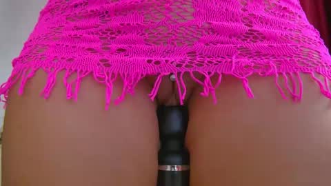Snapshot of poison_milf_ chatting on October 19, 4:17 am poison_milf_ online show from October 19, 4:17 am