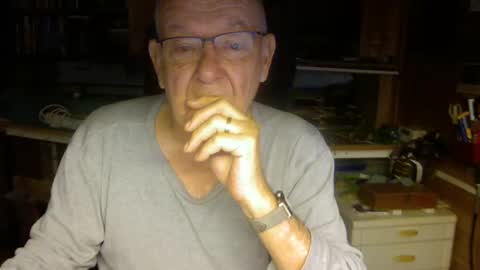 Snapshot of pomme1949 chatting on December 6, 8:10 am pomme1949 online show from December 6, 8:10 am