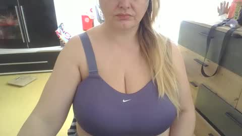 MelissOfficial online show from April 18, 9:11 am