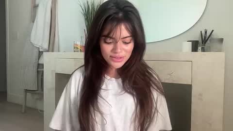 Snapshot of poutyselena chatting on October 27, 11:38 pm Selena online show from October 27, 11:38 pm
