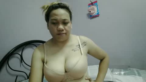 pretty_lyn08 online show from April 14, 5:27 pm