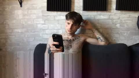 Snapshot of prettyboyszn chatting on December 20, 8:23 pm pretty boy online show from December 20, 8:23 pm