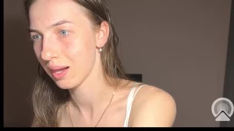 Snapshot of prettyyy_angel chatting on September 24, 6:36 pm prettyyy_angel online show from September 24, 6:36 pm